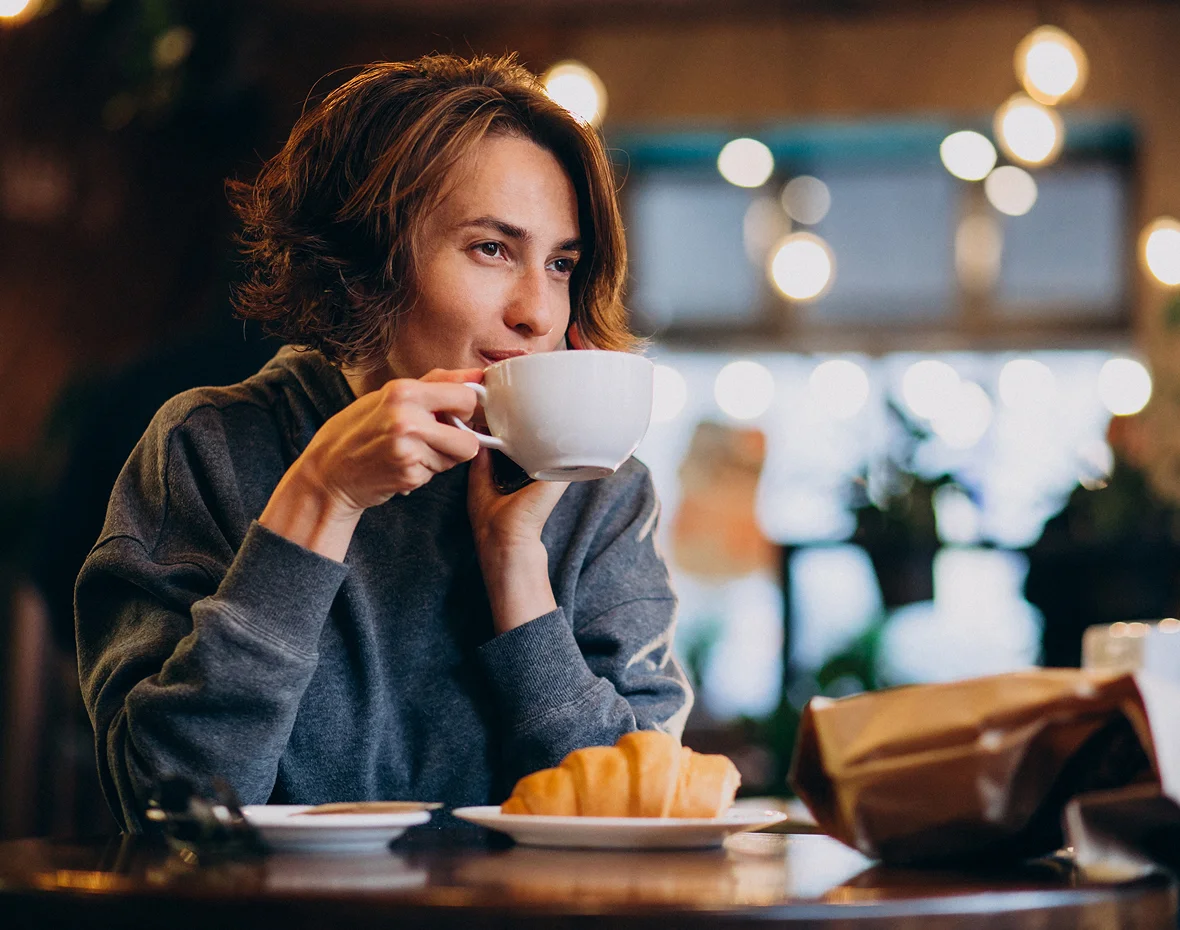 Desayuno con café y cruasán en una cafetería