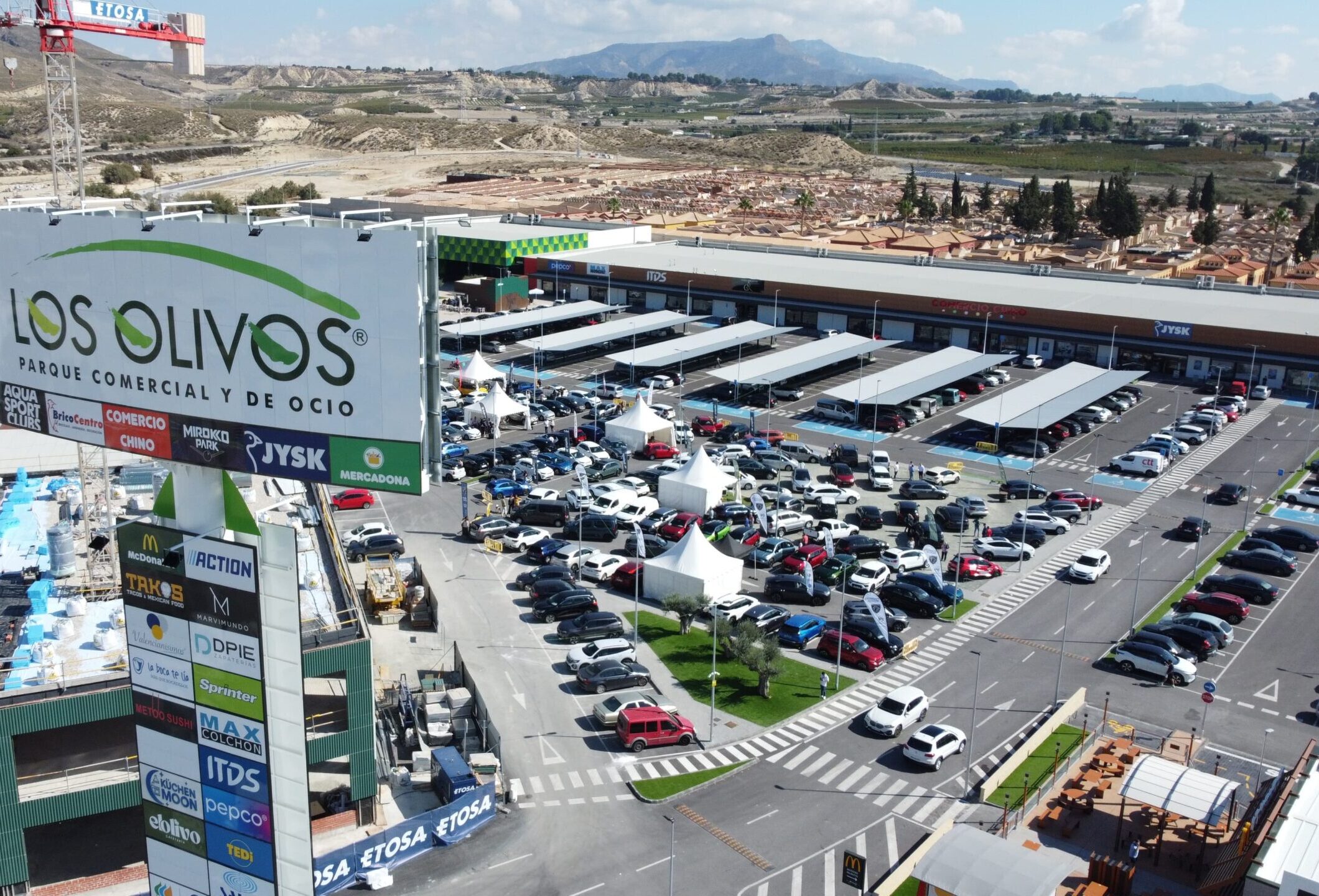 Vista aérea del Parque Comercial Los Olivos en Cieza