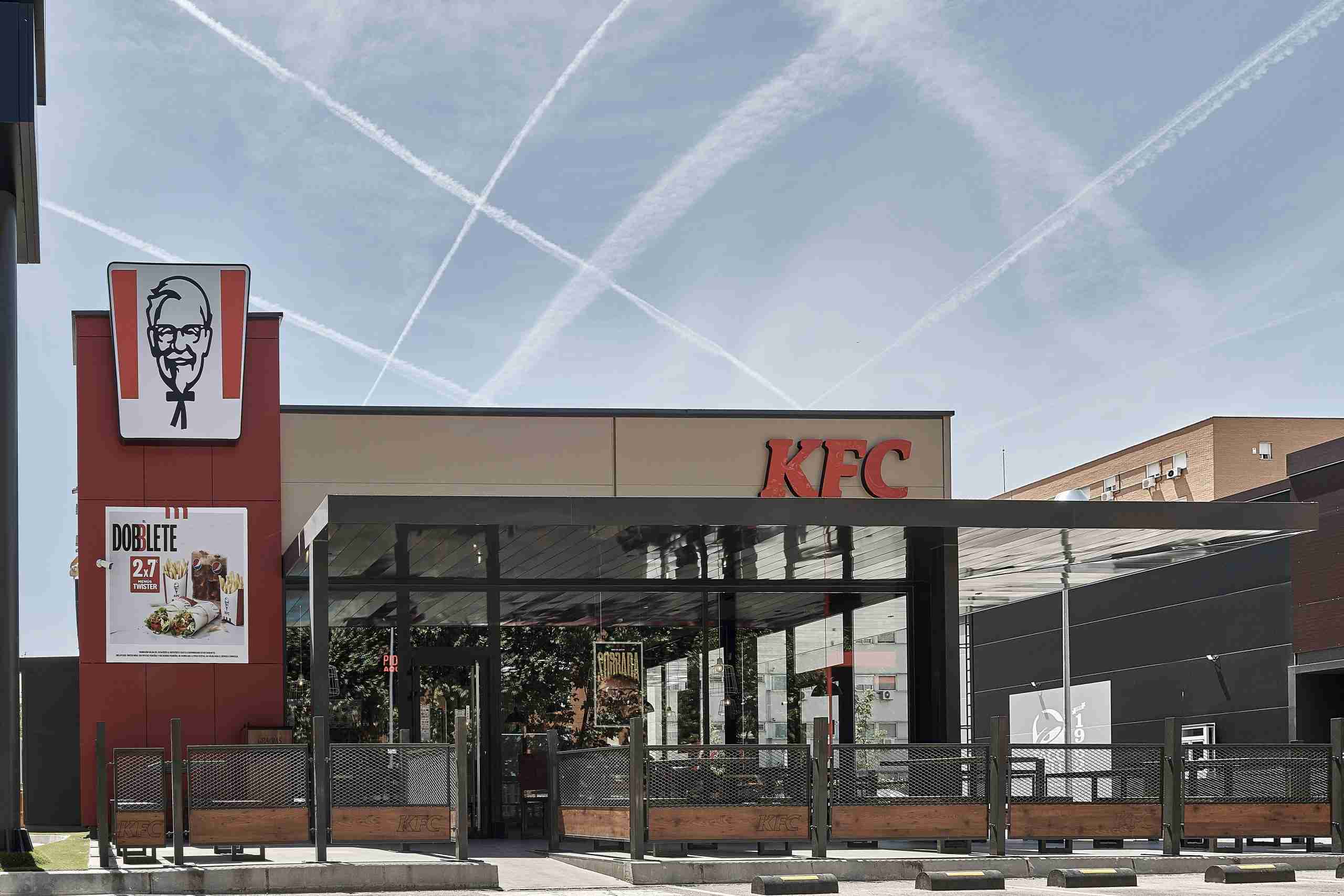 Exterior de un restaurante KFC, imagen oficial de referencia
